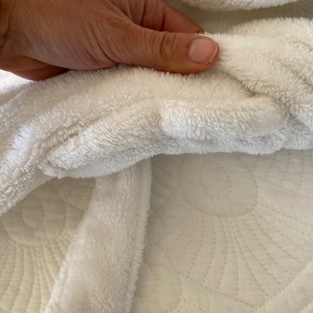 VGUC white microfiber fleece Pottery Barn bathrobe - Picture 5 of 6